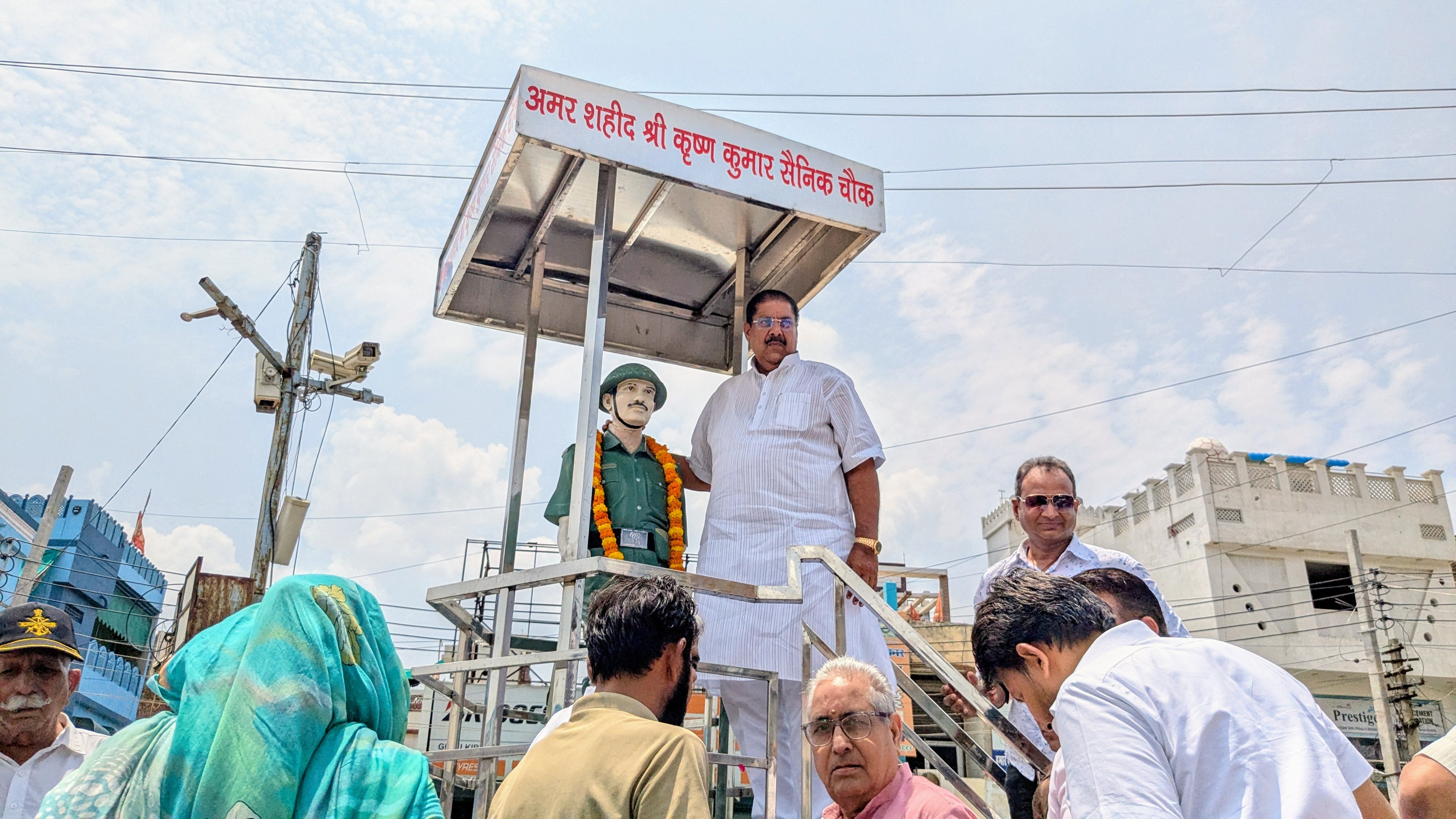 शहीद कृष्ण कुमार की प्रतिमा पर पुष्प अर्पित करते अजय सिंह चौटाला। शहीद कृष्ण कुमार की प्रतिमा पर पुष्प अर्पित करते अजय सिंह चौटाला।