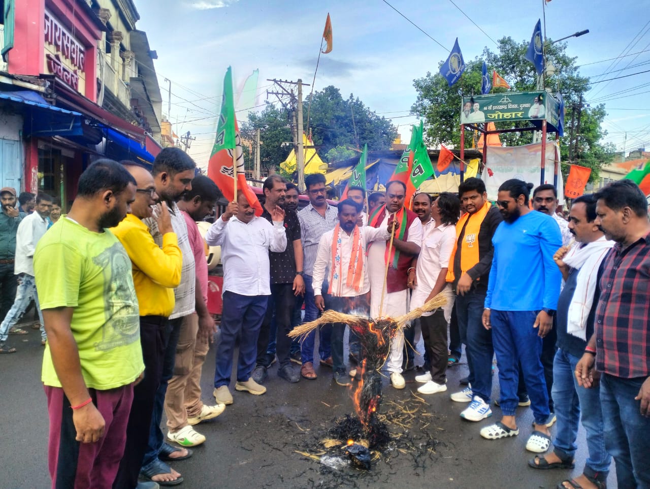 पुतला दहन करते भाजपा कार्यकर्त्ता पुतला दहन करते भाजपा कार्यकर्त्ता