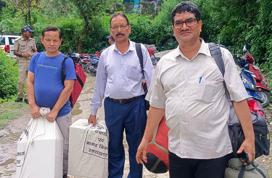 पोलिंग पार्टियां बूथों के रवाना होते हुए। पोलिंग पार्टियां बूथों के रवाना होते हुए।