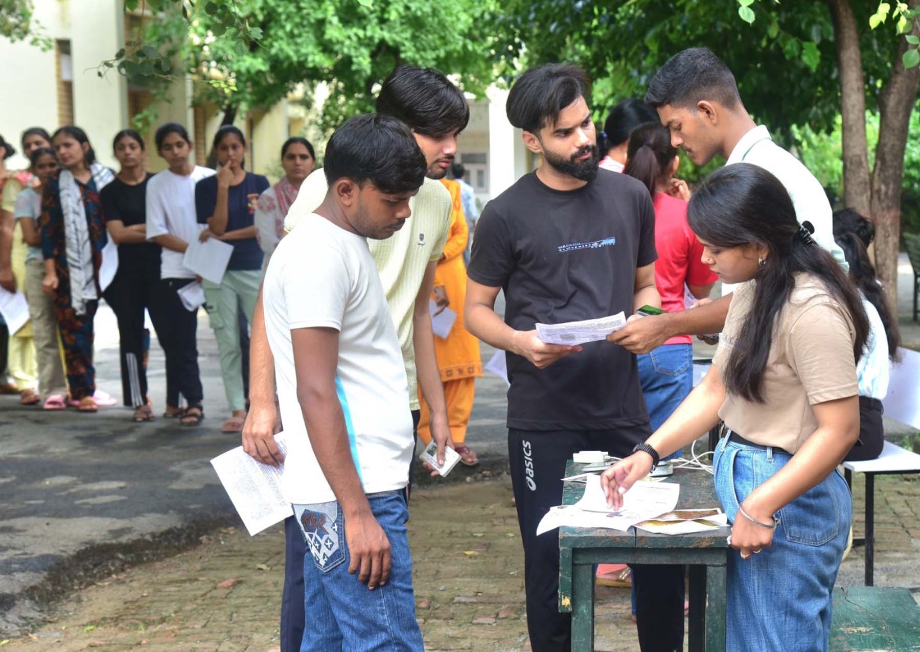 गुरुग्राम में सीईटी परीक्षा देने पहुंचे परीक्षार्थियों के प्रवेश पत्र जांचते ड्यूटीकर्मी। गुरुग्राम में सीईटी परीक्षा देने पहुंचे परीक्षार्थियों के प्रवेश पत्र जांचते ड्यूटीकर्मी।
