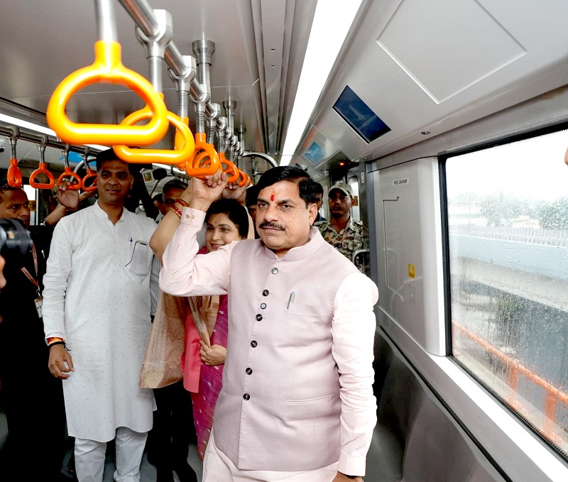 मुख्यमंत्री ने किया मेट्रो ट्रेन के कार्य का निरीक्षण मुख्यमंत्री ने किया मेट्रो ट्रेन के कार्य का निरीक्षण