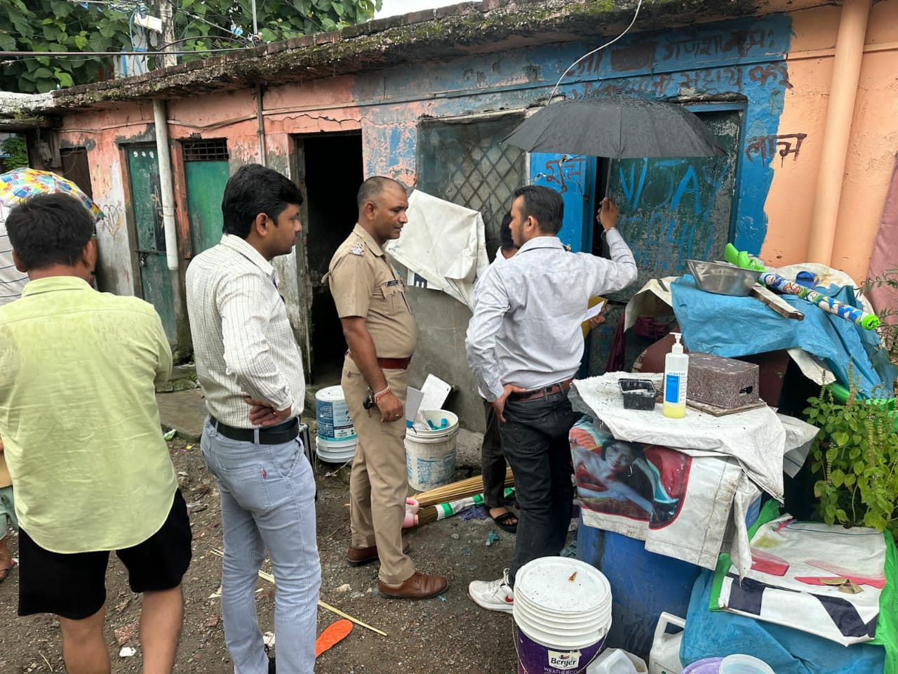 रेस्क्यू अभियान चलाती टीम। रेस्क्यू अभियान चलाती टीम।