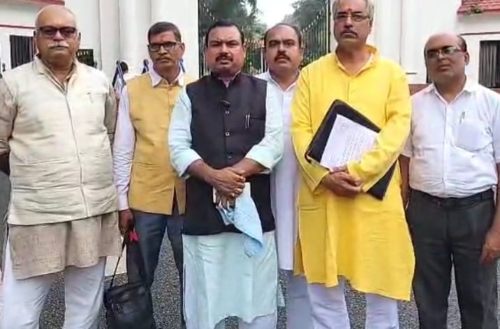 मंच क़ी बैठक में सदस्य