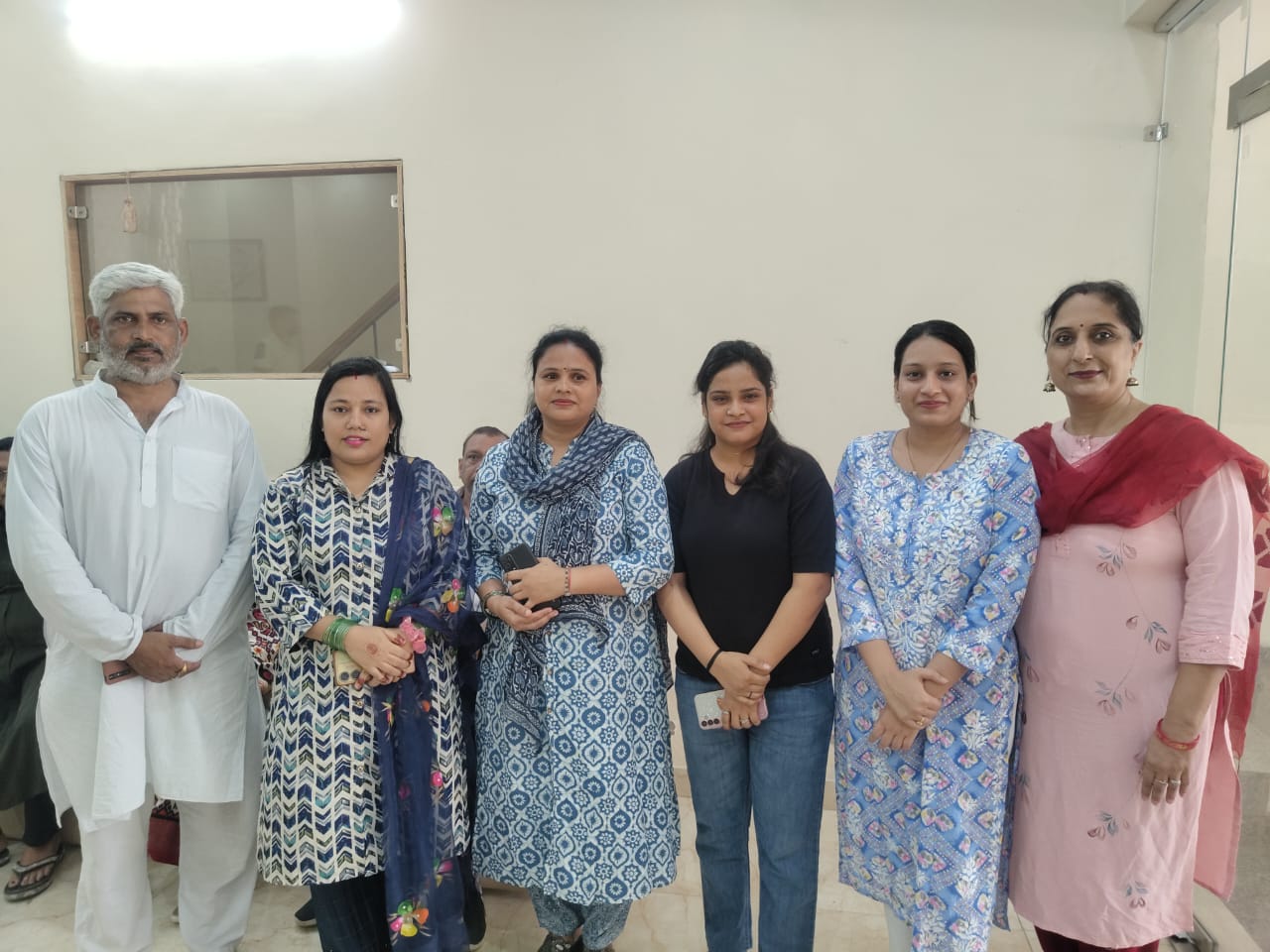 बहादुरगढ़ निवासी शिल्पी सूर्यकांत बोदवाल के साथ राज्य पुरस्कार के लिए चुनी गई बहादुरगढ़ की पांचो महिला हस्तशिल्पी।