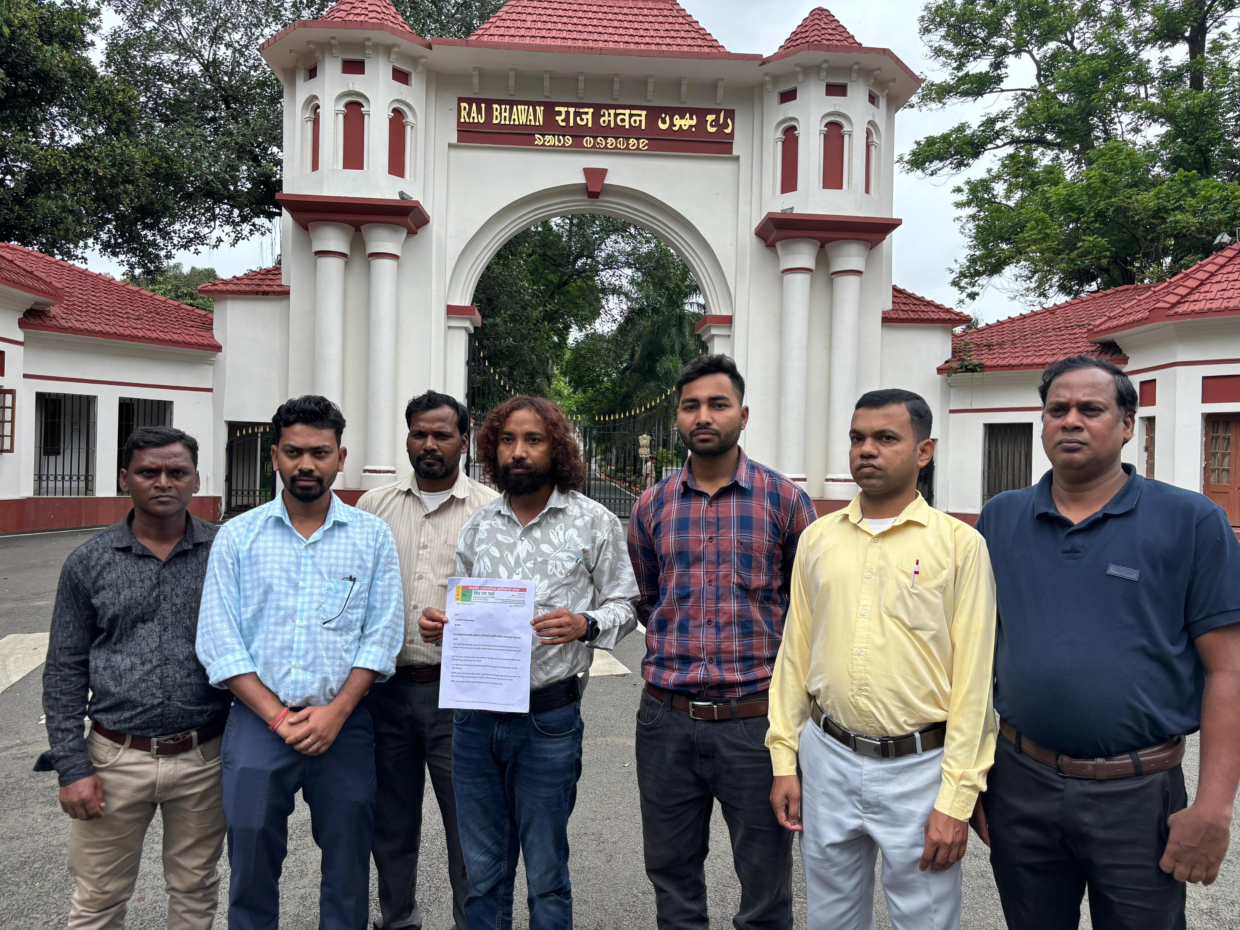 राजभवन के बाहर सदस्यगण राजभवन के बाहर सदस्यगण