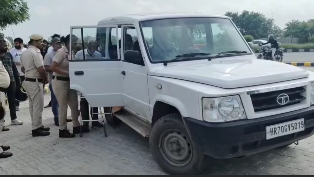 पलवल सूचना जनसंपर्क भाषा विभाग हरियाणा की गाड़ी में जाता हुआ परीक्षार्थी पलवल सूचना जनसंपर्क भाषा विभाग हरियाणा की गाड़ी में जाता हुआ परीक्षार्थी
