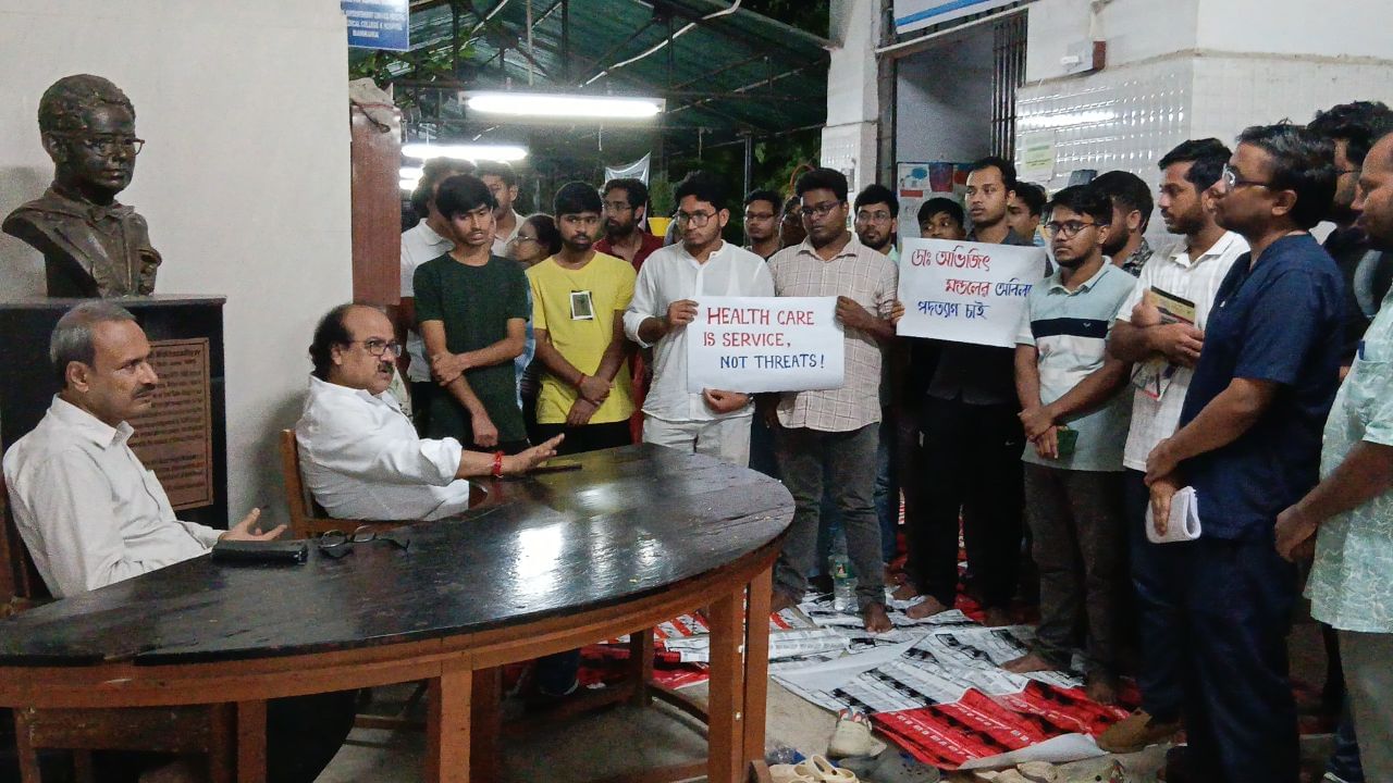 हाथों में तख्तियां लेकर विरोध प्रदर्शन करते जूनियर डॉक्टर हाथों में तख्तियां लेकर विरोध प्रदर्शन करते जूनियर डॉक्टर