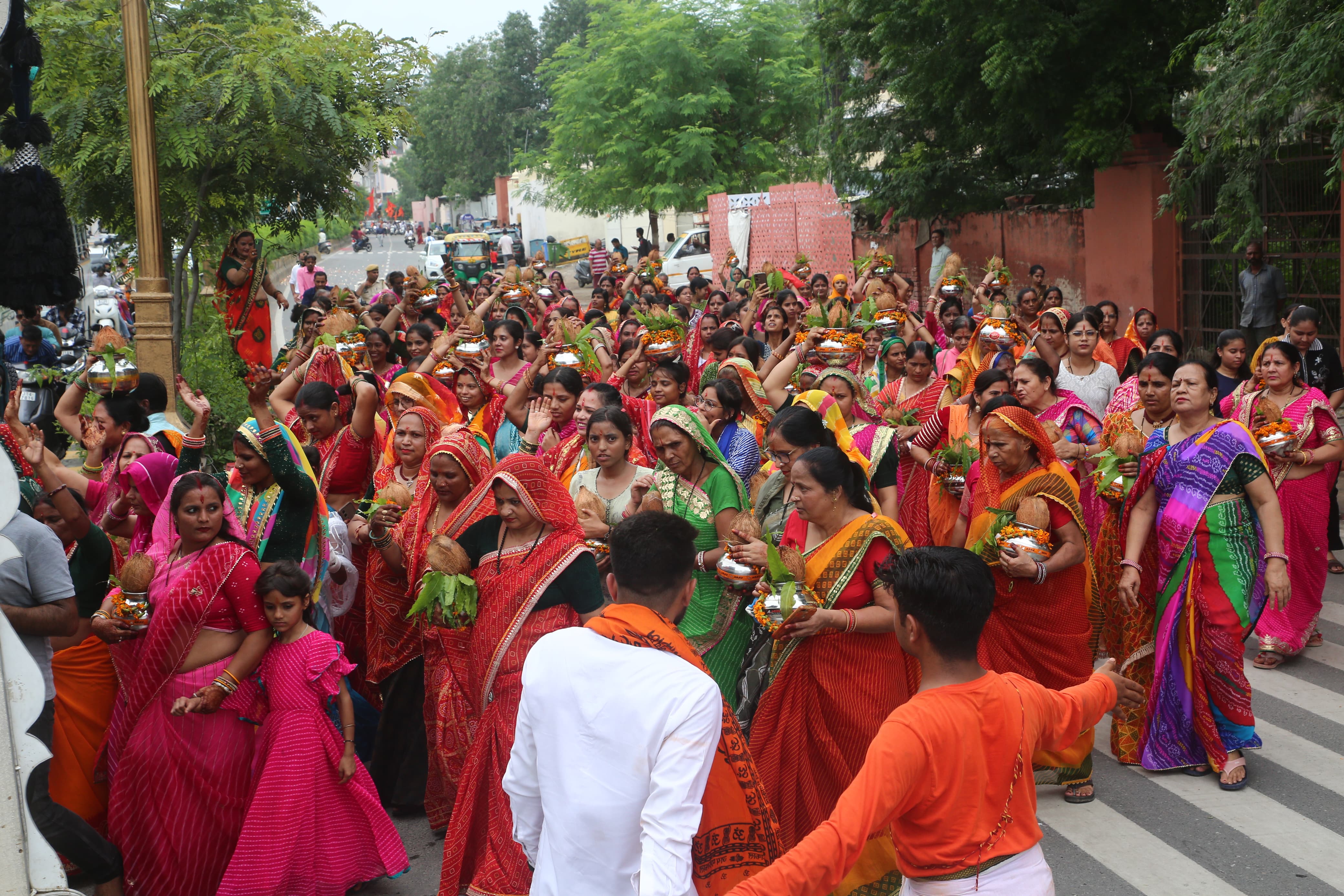 सावन माह में उमड़ा कांवड़ियों का जनसैलाब: 250 कावड़ और 151 महिलाओं ने लिया भाग सावन माह में उमड़ा कांवड़ियों का जनसैलाब: 250 कावड़ और 151 महिलाओं ने लिया भाग