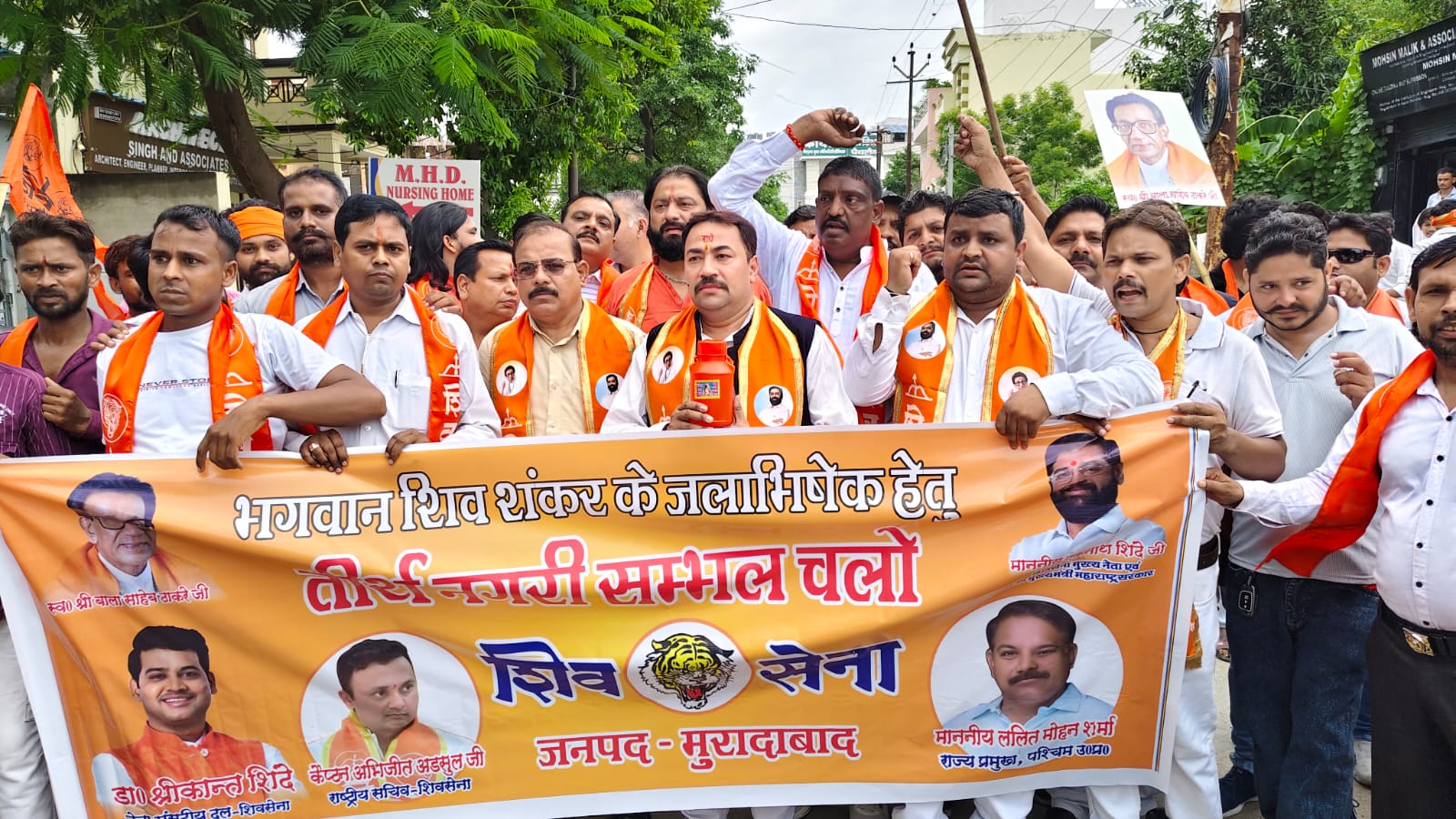 संभल में हरिहर मंदिर में जलाभिषेक के लिए जा रहे नारेबाजी करते हुए जा रहे शिव सैनिक। संभल में हरिहर मंदिर में जलाभिषेक के लिए जा रहे नारेबाजी करते हुए जा रहे शिव सैनिक।
