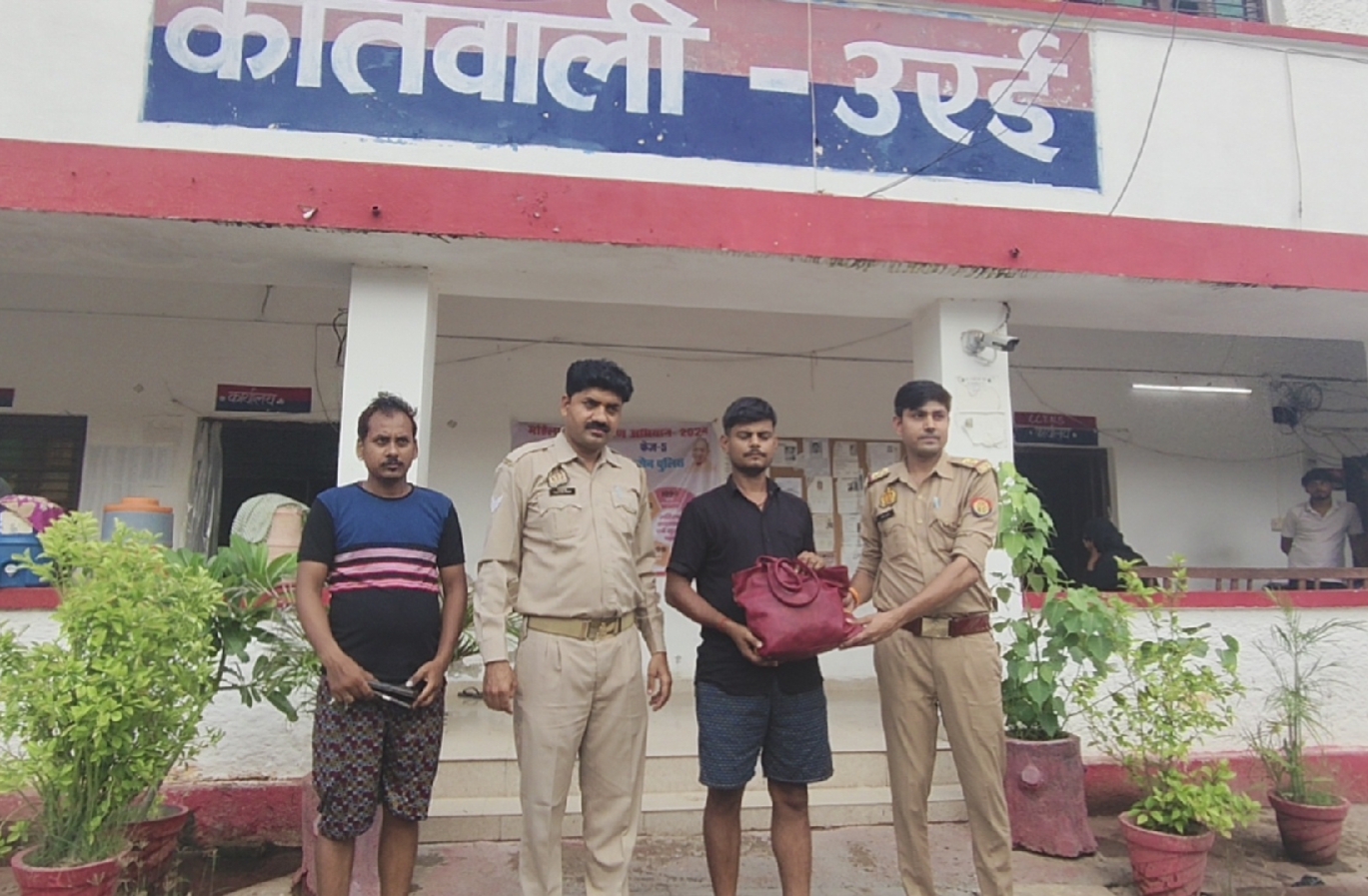 समान वापस करते पुलिसकर्मी समान वापस करते पुलिसकर्मी