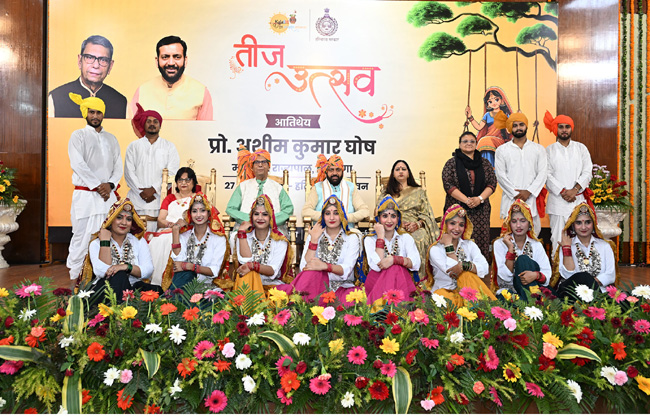 हरियाणा के राज्यपाल व मुख्यमंत्री तीज उत्सव के अवसर पर प्रतिभागियाें के साथ हरियाणा के राज्यपाल व मुख्यमंत्री तीज उत्सव के अवसर पर प्रतिभागियाें के साथ