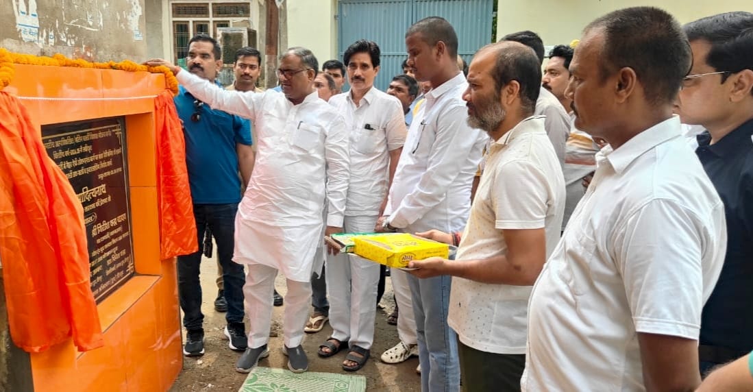 सड़कों का शिलान्यास करते हुए राज्य मंत्री गिरीश चंद्र यादव सड़कों का शिलान्यास करते हुए राज्य मंत्री गिरीश चंद्र यादव