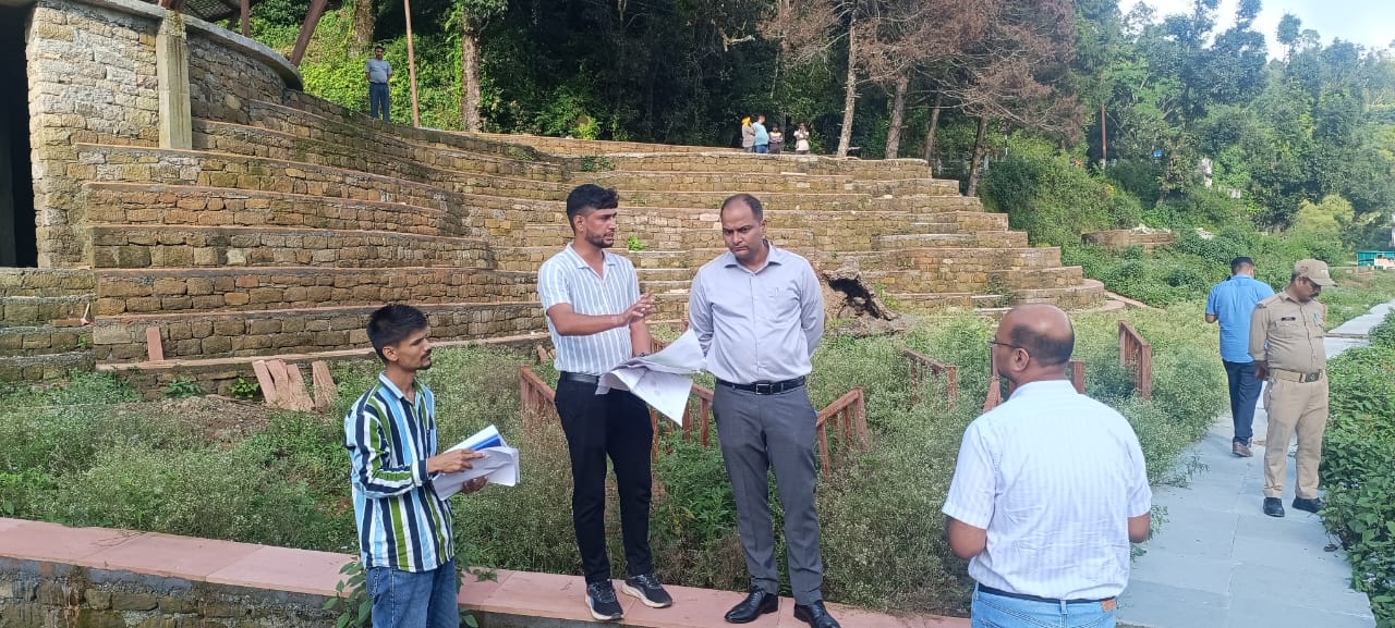 श्यामलाताल क्षेत्र का निरीक्षण करते जिला अधिकारी श्यामलाताल क्षेत्र का निरीक्षण करते जिला अधिकारी