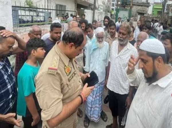 घटना की जानकारी करते पुलिस, जुटी भीड़