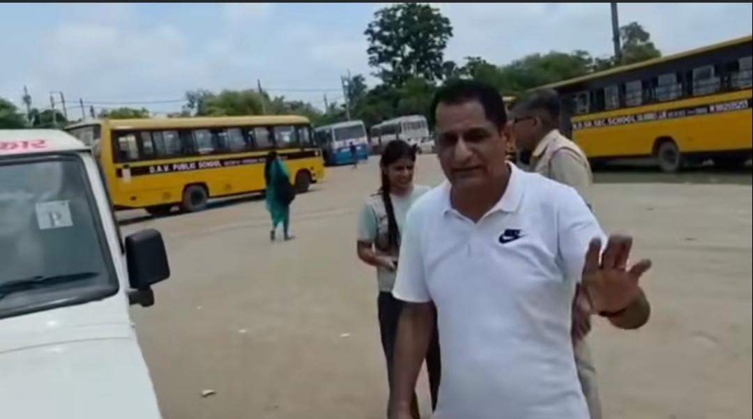 फरीदाबाद एसडीएम अपनी गाड़ी में परीक्षार्थी को छुड़वाते हुए फरीदाबाद एसडीएम अपनी गाड़ी में परीक्षार्थी को छुड़वाते हुए