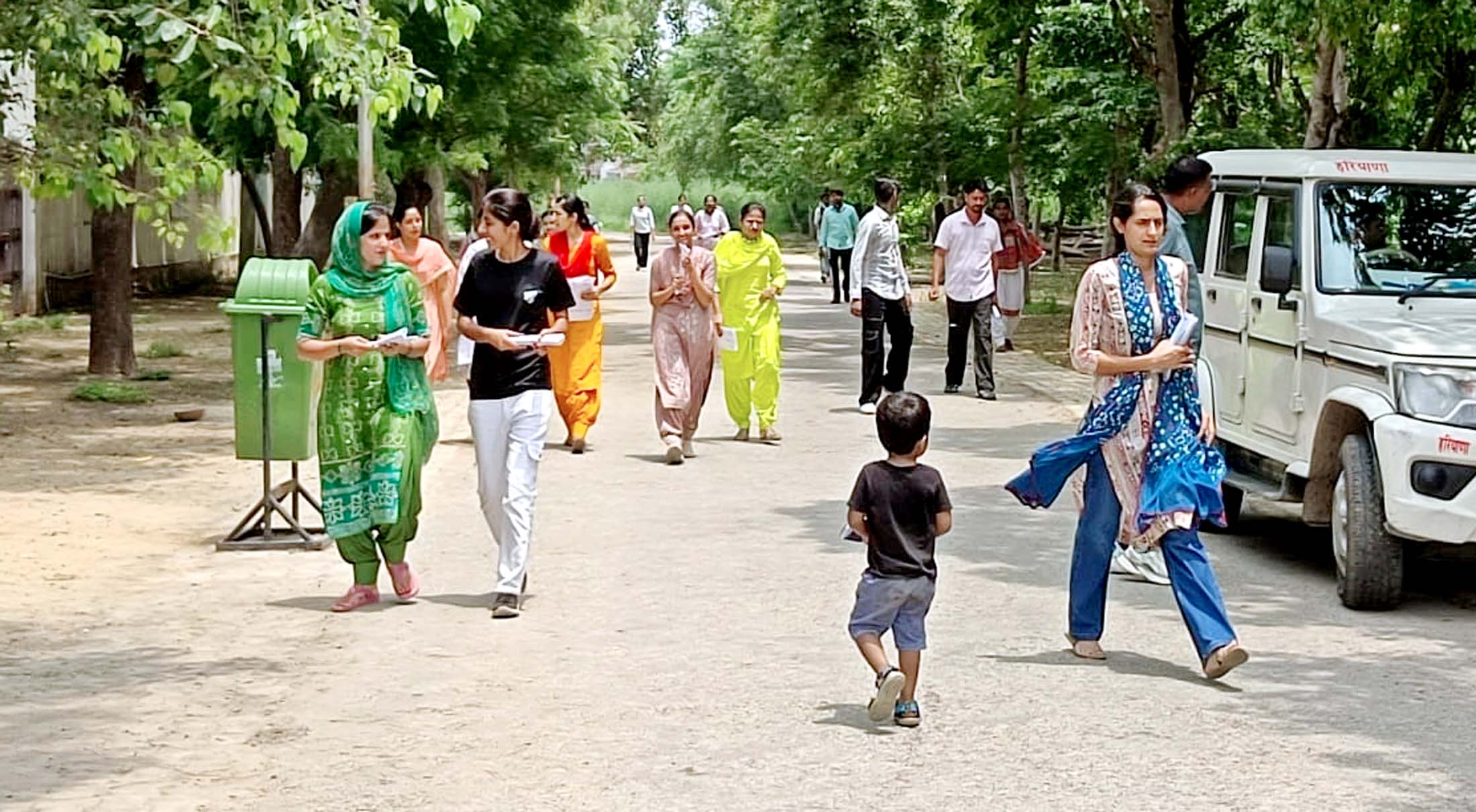 परीक्षा देने के बाद खुशी-खुशी बाहर आते हुए परीक्षार्थी। परीक्षा देने के बाद खुशी-खुशी बाहर आते हुए परीक्षार्थी।