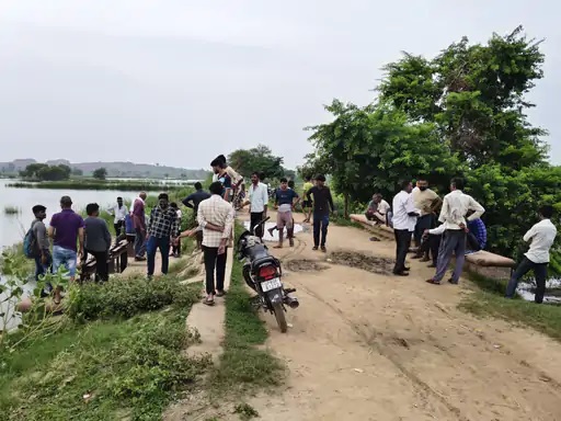 माैके पर जुटी भीड़। माैके पर जुटी भीड़।