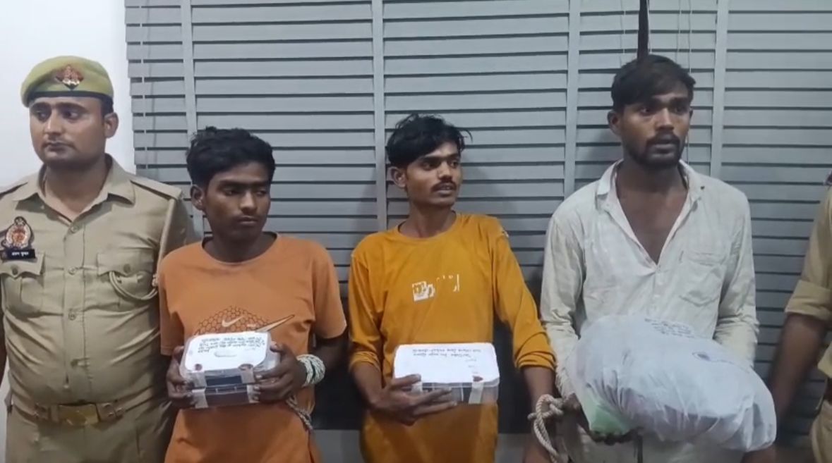 पुलिस की गिरफ्त में आरोपित पुलिस की गिरफ्त में आरोपित