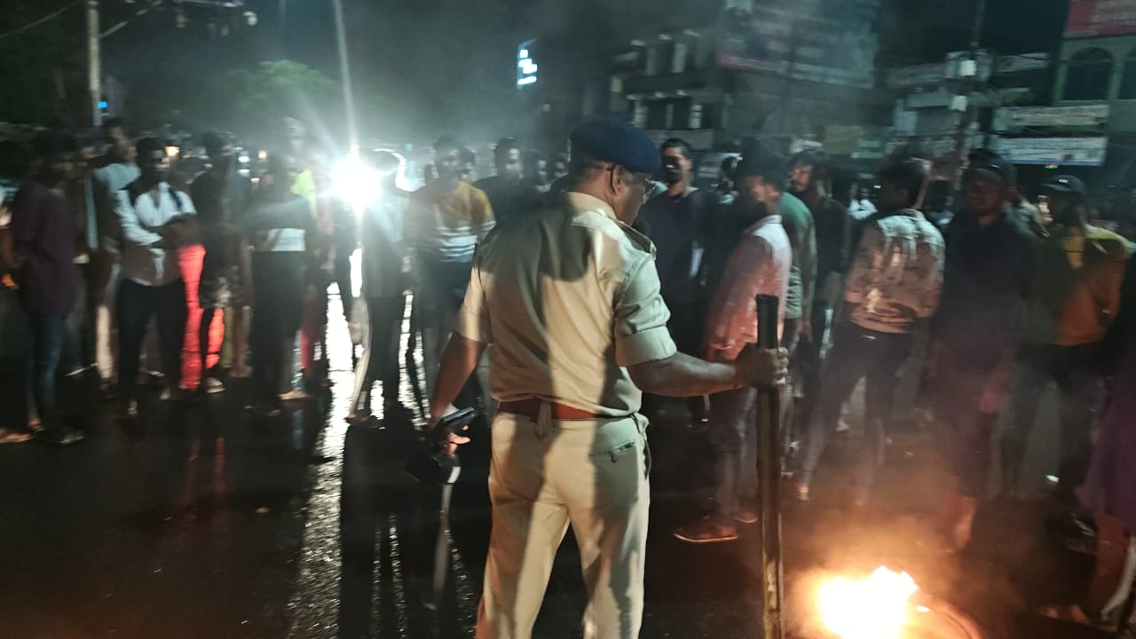पुलिस ने उपद्रवियों को खदेड़ा पुलिस ने उपद्रवियों को खदेड़ा