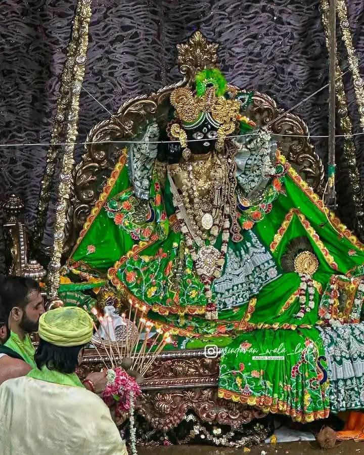 बांकेबिहारीजी की आरती करते गाेस्वामी बांकेबिहारीजी की आरती करते गाेस्वामी