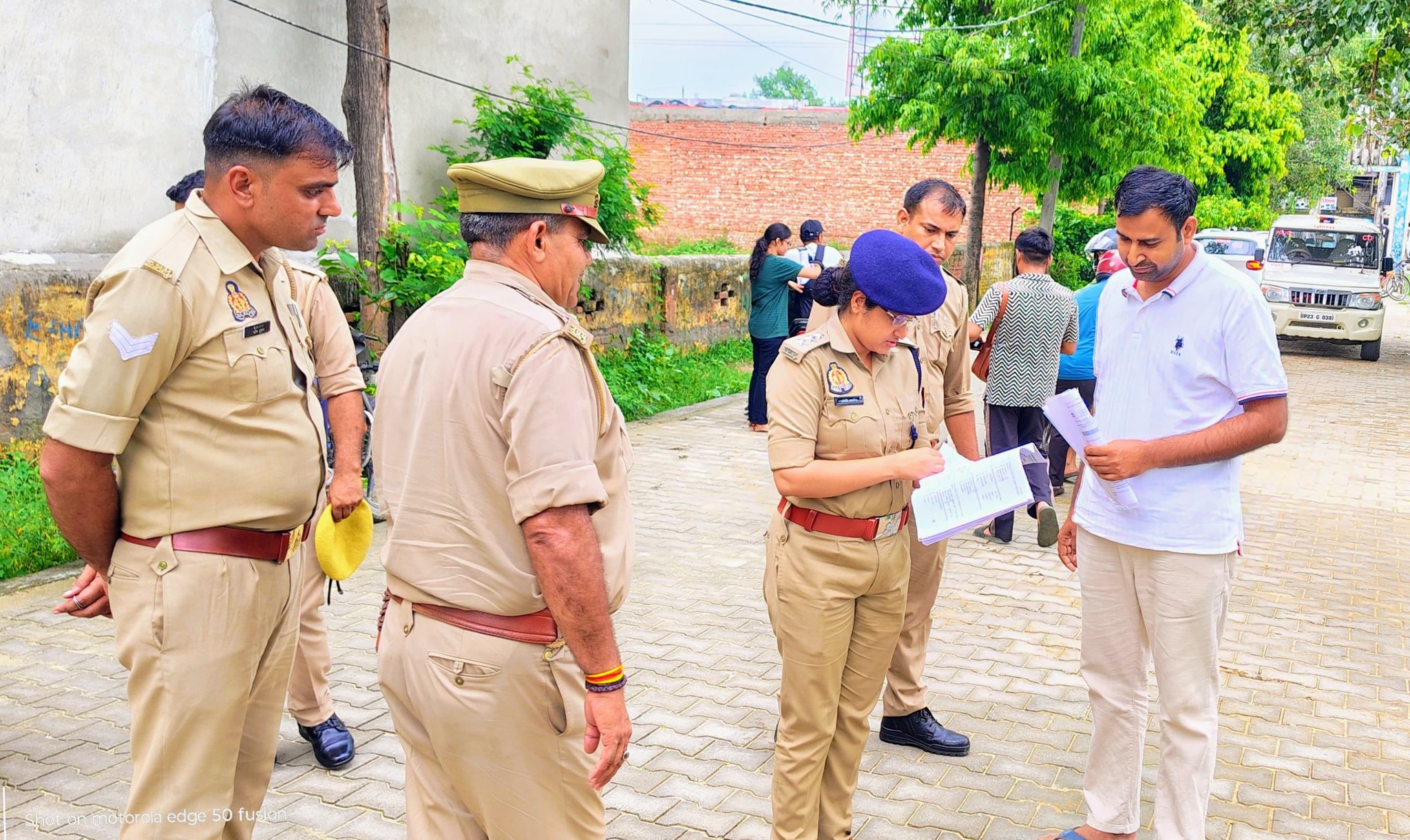 आरओ-एआरओ परीक्षा के दौरान जांच करती पुलिस अधिकारी।