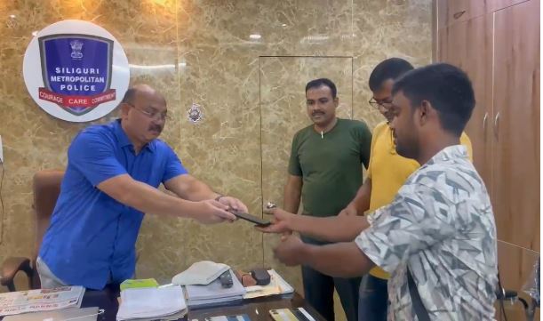 बरामद मोबाइल मालिकों को लौटाते माटीगाड़ा थाना प्रभारी अरिंदम भट्टाचार्य बरामद मोबाइल मालिकों को लौटाते माटीगाड़ा थाना प्रभारी अरिंदम भट्टाचार्य