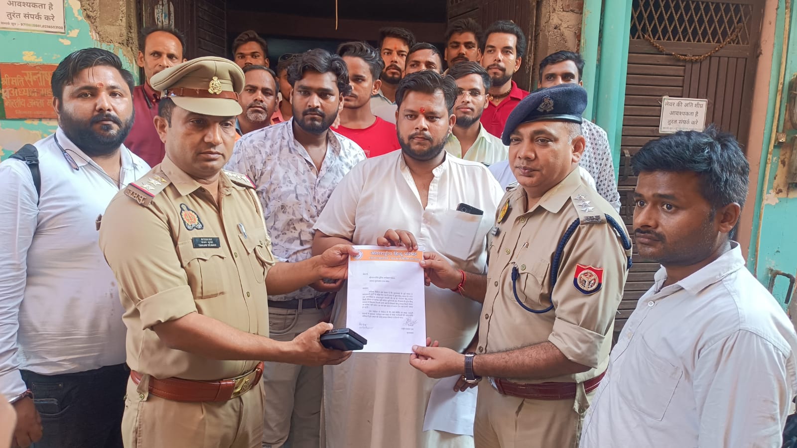 समाजवादी पार्टी के पूर्व सांसद के खिलाफ को पदगार को तहरीर देते राष्ट्रीय बजरंग दल के प्रदेश अध्यक्ष। समाजवादी पार्टी के पूर्व सांसद के खिलाफ को पदगार को तहरीर देते राष्ट्रीय बजरंग दल के प्रदेश अध्यक्ष।