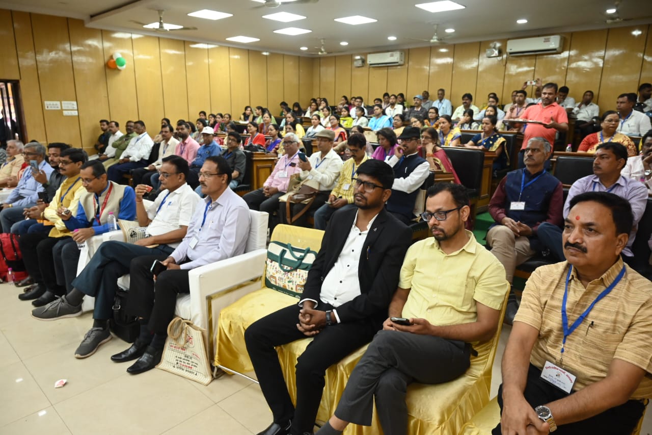 समारोह में मौजूद गणमान्य समारोह में मौजूद गणमान्य