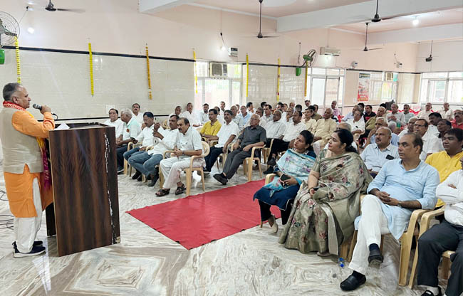 सोनीपत: जागृति धाम में विभिन्न संगठनों के प्रतिनिधियों को संबोधित करते हुए मेयर राजीव जैन सोनीपत: जागृति धाम में विभिन्न संगठनों के प्रतिनिधियों को संबोधित करते हुए मेयर राजीव जैन