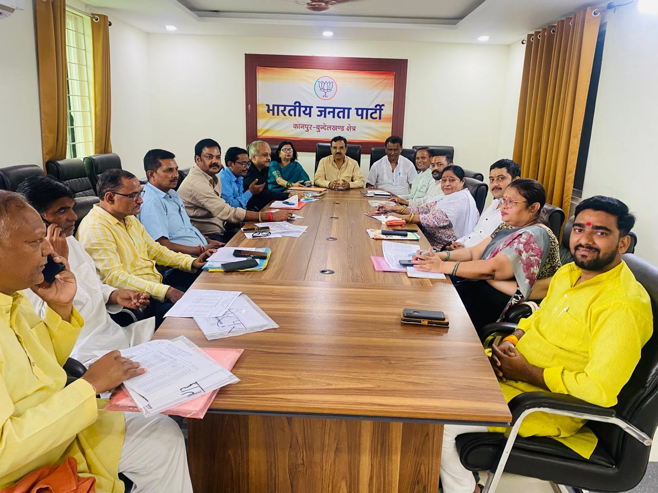 समीक्षा बैठक करते कानपुर बुंदेलखंड क्षेत्रीय अध्यक्ष प्रकाश पाल समीक्षा बैठक करते कानपुर बुंदेलखंड क्षेत्रीय अध्यक्ष प्रकाश पाल