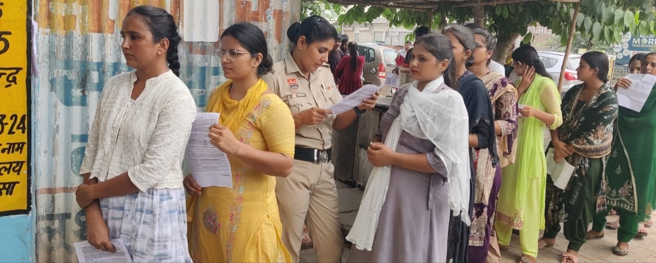 परीक्षा केंद्र में प्रवेश के दौरान दस्तावेजों को चेक करती पुलिस। परीक्षा केंद्र में प्रवेश के दौरान दस्तावेजों को चेक करती पुलिस।