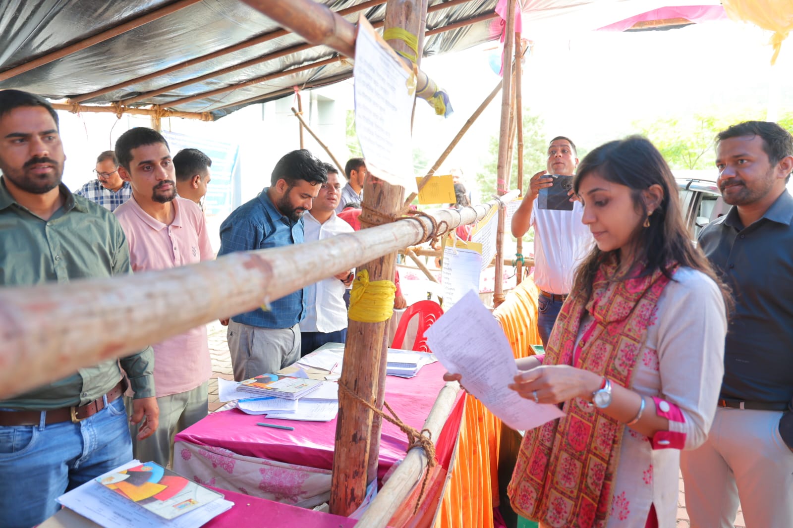 मतदान केंद्रों, स्ट्रांग रूम और मतगणना स्थलों का स्थलीय निरीक्षण करती जिलाधिकारी मतदान केंद्रों, स्ट्रांग रूम और मतगणना स्थलों का स्थलीय निरीक्षण करती जिलाधिकारी