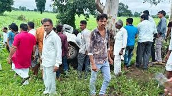 कार खाई में गिरी कार खाई में गिरी