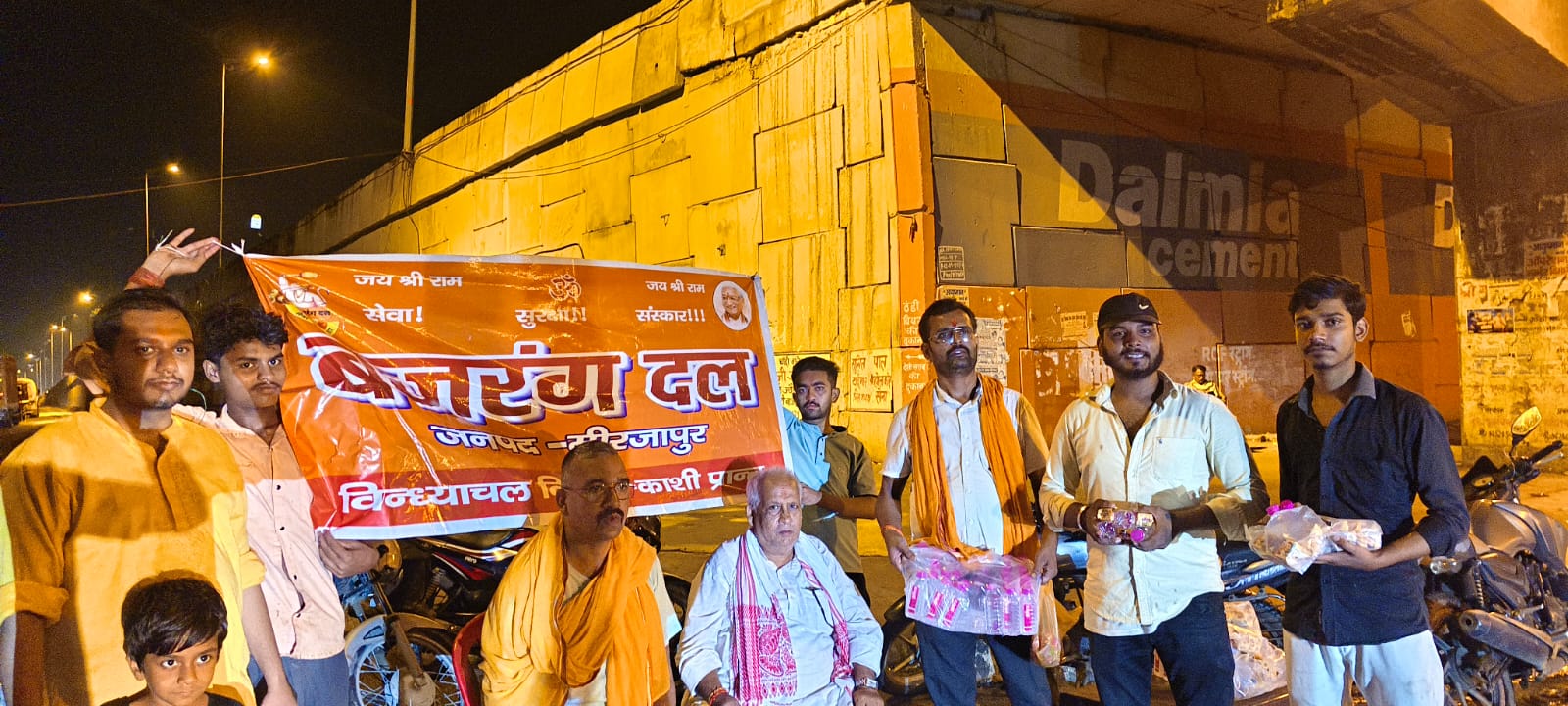 विश्व हिंदू परिषद एवं बजरंग दल बरकछा हाईवे पर कांवरिया श्रद्धालुओं का स्वागतकरते।