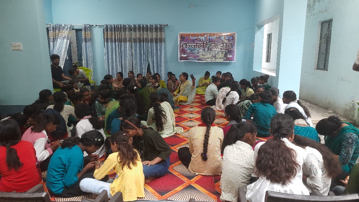 हरियाली तीज पर कजली गाती महिलाए हरियाली तीज पर कजली गाती महिलाए