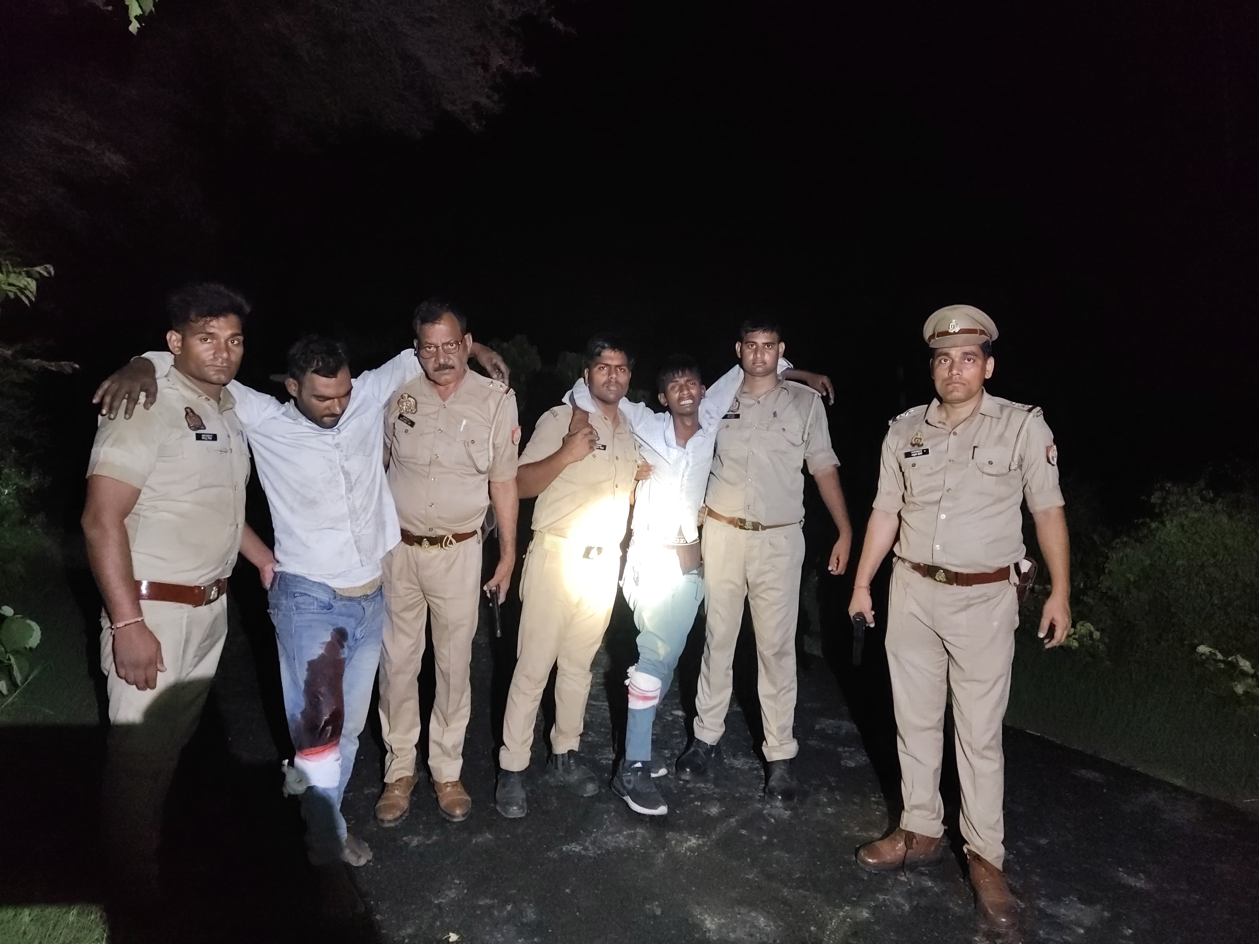 मुठभेड़ के बाद घायल बदमाशों को अस्पताल ले जाती पुलिस। मौके से बरामद तमंचे, जेवरात, नकदी और चोरी की बाइक।