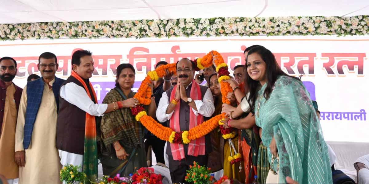 उपमुख्यमंत्री अरुण साव का पुष्पहार से स्वागत करते भाजपा कार्यकर्ता उपमुख्यमंत्री अरुण साव का पुष्पहार से स्वागत करते भाजपा कार्यकर्ता