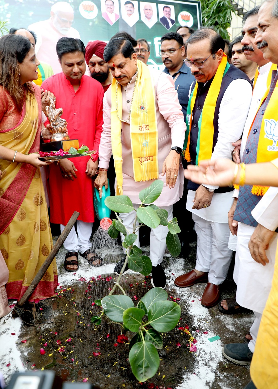 पौधारोपरण करते हुए मुख्यमंत्री डॉ मोहन यादव पौधारोपरण करते हुए मुख्यमंत्री डॉ मोहन यादव
