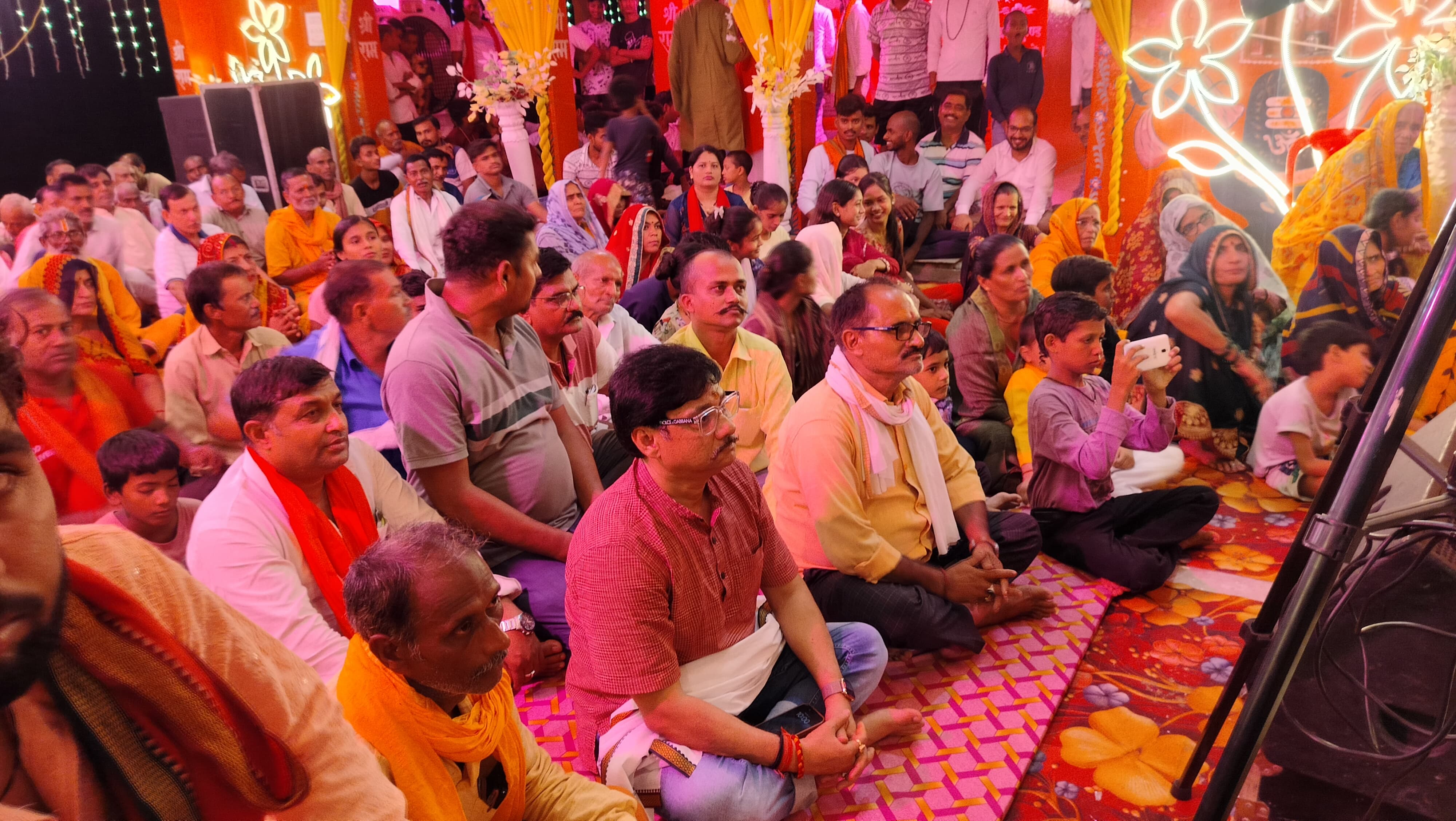 चुनार क्षेत् विट्ठलपुर गांव स्थित प्राचीन हनुमान मंदिर श्री रामकथा में उपस्थित विधायक अनुराग सिंह व अन्य। चुनार क्षेत् विट्ठलपुर गांव स्थित प्राचीन हनुमान मंदिर श्री रामकथा में उपस्थित विधायक अनुराग सिंह व अन्य।