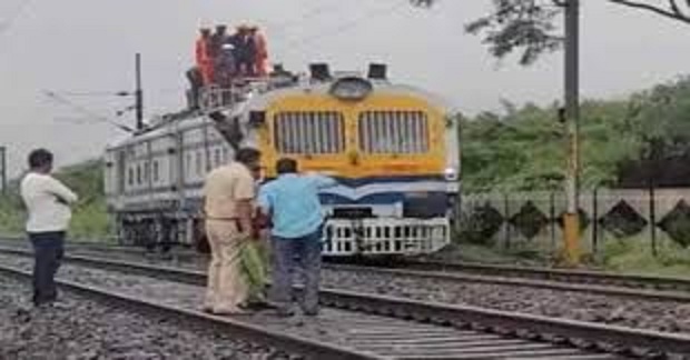 बैतूल में बारिश के कारण ओएचई वायर का केबल गार्ड टूटकर ट्रैक पर गिरा बैतूल में बारिश के कारण ओएचई वायर का केबल गार्ड टूटकर ट्रैक पर गिरा
