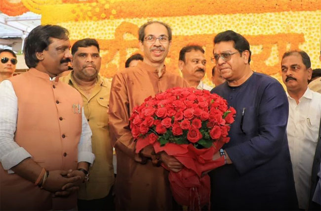 फोटो: मातोश्री बंगले पर शिवसेना यूबीटी के अध्यक्ष उद्धव ठाकरे को जन्मदिन की शुभकामना देते हुए मनसे अध्यक्ष राज ठाकरे फोटो: मातोश्री बंगले पर शिवसेना यूबीटी के अध्यक्ष उद्धव ठाकरे को जन्मदिन की शुभकामना देते हुए मनसे अध्यक्ष राज ठाकरे