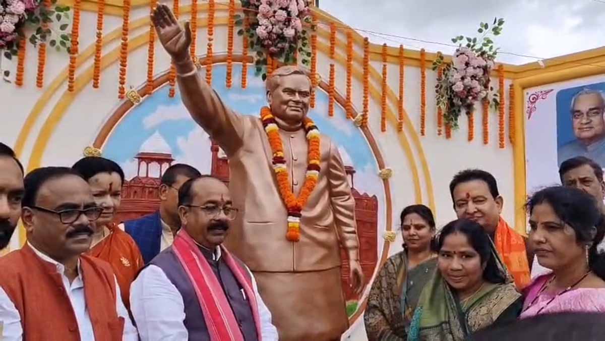 उपमुख्यमंत्री साव  स्व. अटल बिहारी वाजपेयी की प्रतिमा का अनावरण करते