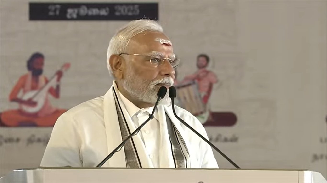 कार्यक्रम को संबोधित करते प्रधानमंत्री कार्यक्रम को संबोधित करते प्रधानमंत्री