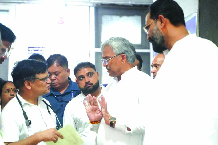 चिकित्सकों से घायलों की जानकारी लेते हुए चिकित्सकों से घायलों की जानकारी लेते हुए