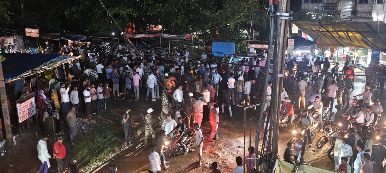 थाना चौक पर लगा जाम थाना चौक पर लगा जाम