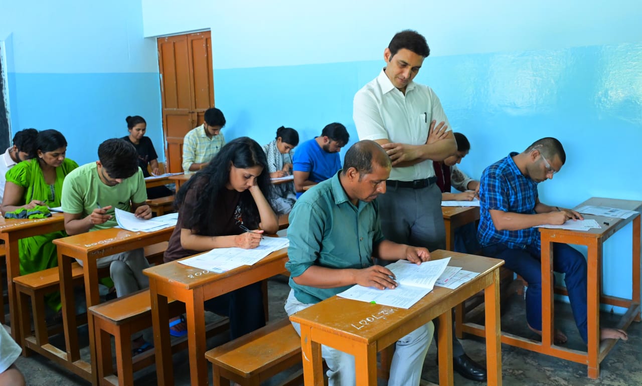 फोटो : गुरुग्राम के सेक्टर-4 स्थित परीक्षा केंद्र का निरीक्षण करते हुए डीसी अजय कुमार। फोटो : गुरुग्राम के सेक्टर-4 स्थित परीक्षा केंद्र का निरीक्षण करते हुए डीसी अजय कुमार।