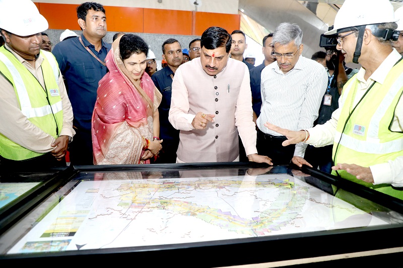 मुख्यमंत्री ने किया मेट्रो ट्रेन के कार्य का निरीक्षण मुख्यमंत्री ने किया मेट्रो ट्रेन के कार्य का निरीक्षण