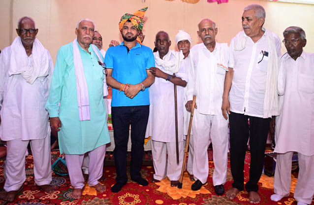 सोनीपत: ब्राह्मण धर्मशाला में डूम समाज की ओर से विधायक देवेंद्र को पगड़ी पहनाते हुए महाशय महाबीर सोनीपत: ब्राह्मण धर्मशाला में डूम समाज की ओर से विधायक देवेंद्र को पगड़ी पहनाते हुए महाशय महाबीर