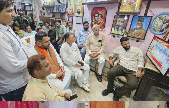 भाजपा कार्यकर्ताओं के साथ मन की बात सुनते हुए बूथ 96 कच्चे क्वार्टर विधायक निखिल