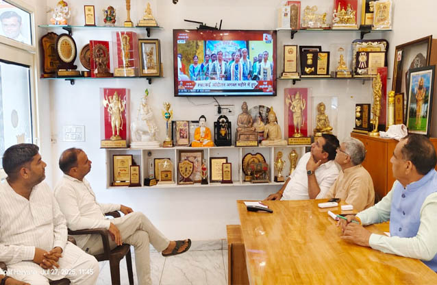 सोनीपत: भारतीय जनता पार्टी के प्रदेश अध्यक्ष मोहन लाल बड़ौली मन की बात कार्यक्रम सुनते हुए सोनीपत: भारतीय जनता पार्टी के प्रदेश अध्यक्ष मोहन लाल बड़ौली मन की बात कार्यक्रम सुनते हुए
